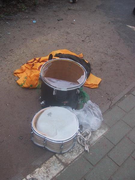 kapotgemaakte drums...