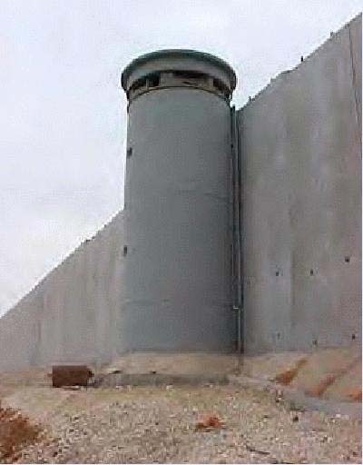Le mur entre Israël et la Cisjordanie, avec un mirador